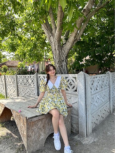 Bebe yaka çiçekli sarı elbise
