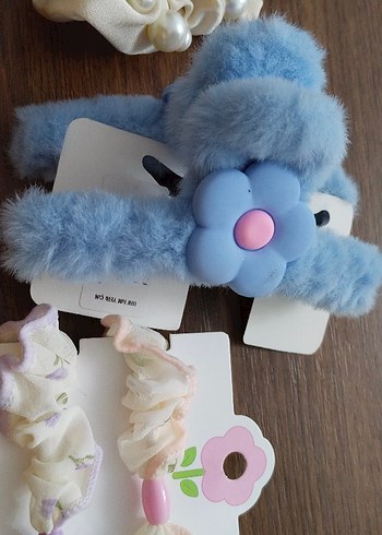Mavi Peluş Çiçekli Saç Tokası - Görsel 3