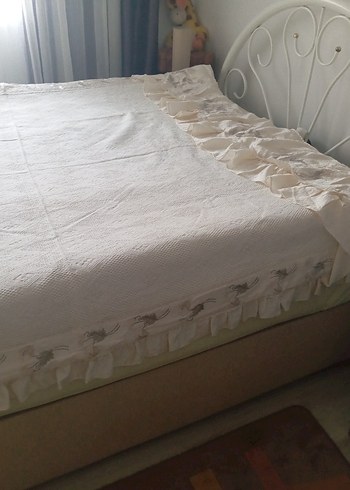 Beyaz Parlak Düz Yatak Örtüsü - Görsel 2