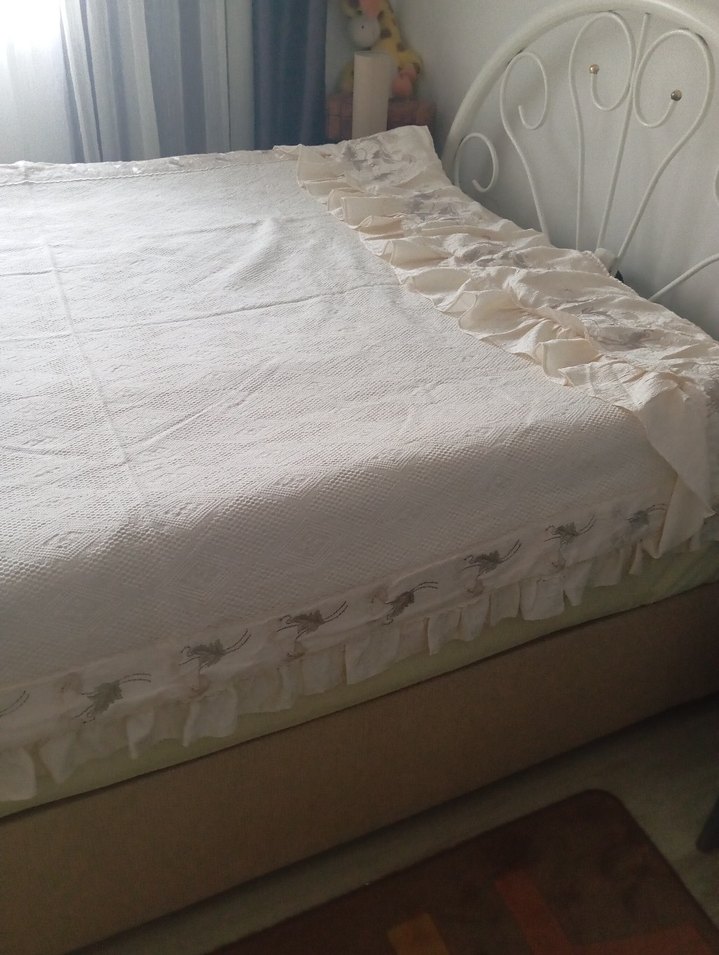 Beyaz Parlak Düz Yatak Örtüsü - Görsel 2