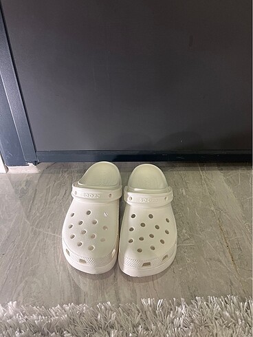 Beyaz renk orijinal crocs terlik