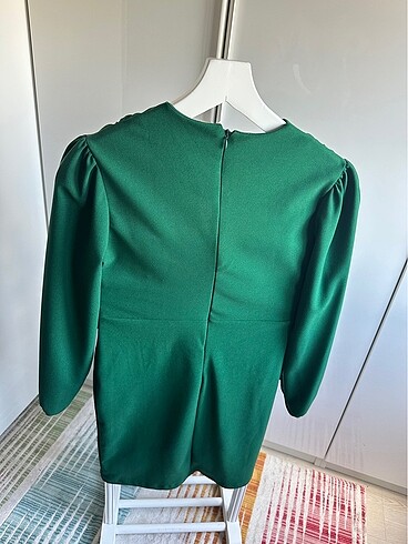 Zümrüt yeşili taşlı gümüş toka detaylı kısa abiye - Görsel 2