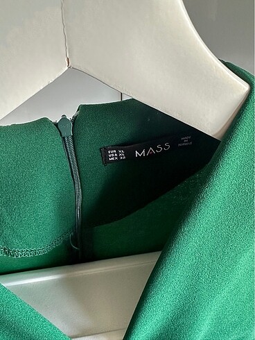 Zümrüt yeşili taşlı gümüş toka detaylı kısa abiye - Görsel 3