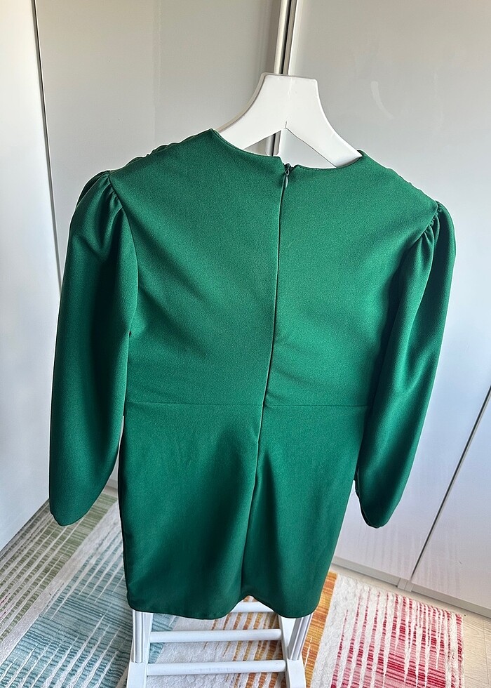 Zümrüt yeşili taşlı gümüş toka detaylı kısa abiye - Görsel 2