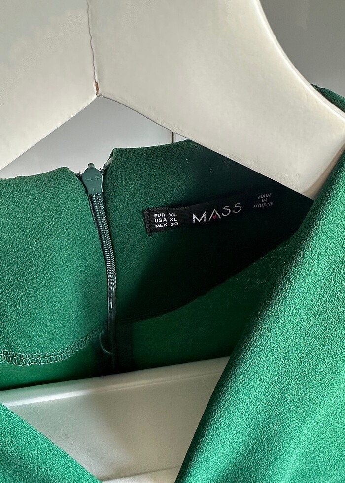 Zümrüt yeşili taşlı gümüş toka detaylı kısa abiye - Görsel 3