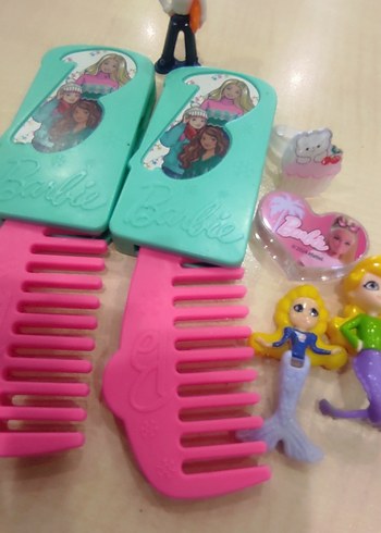 Renkli Barbie lisanslı tarak ve oyuncaklar