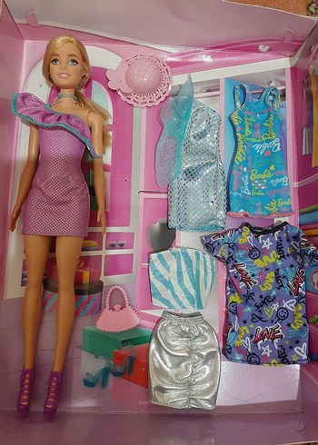 Barbie'nin Kıyafet ve Aksesuar Seti ( 14 parça)
