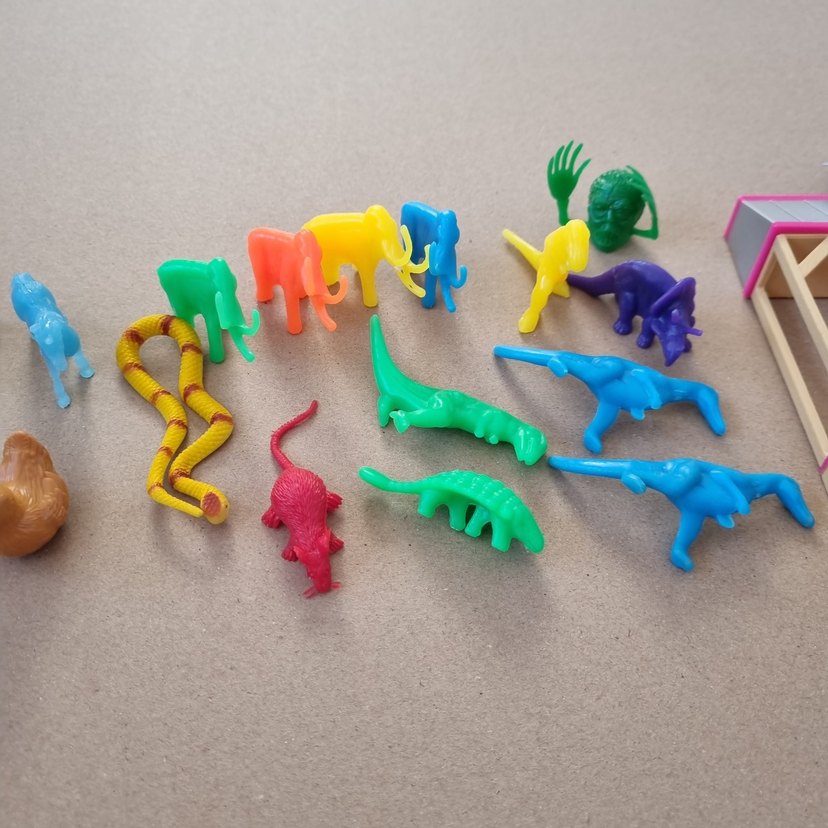 Renkli Mini Hayvan Figürleri ve Oyun Evi Seti - Görsel 5