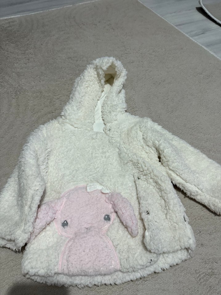 Kız Bebek Kapüşonlu Beyaz Peluş Mont  ve ince pembe hırka - Görsel 2