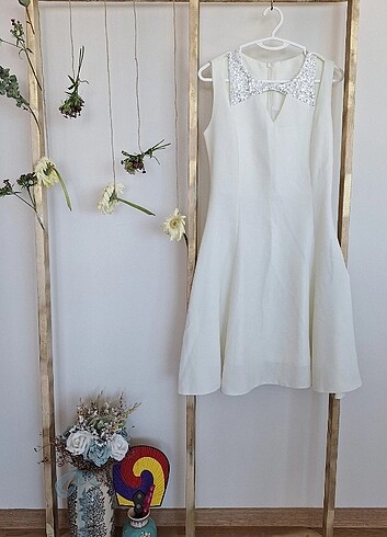 Beyaz pencere detaylı kısa elbise - Görsel 3