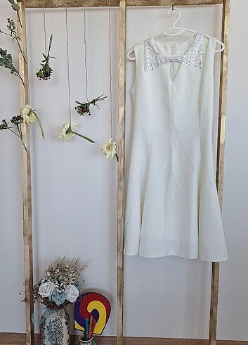 Beyaz pencere detaylı kısa elbise - Görsel 4