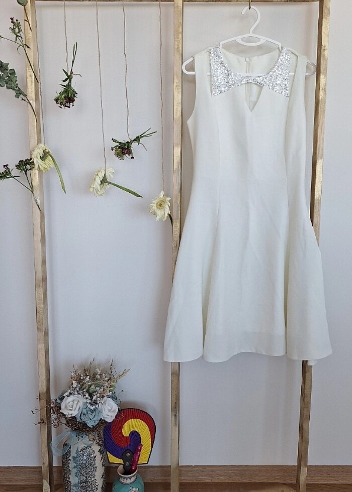 Beyaz pencere detaylı kısa elbise - Görsel 3