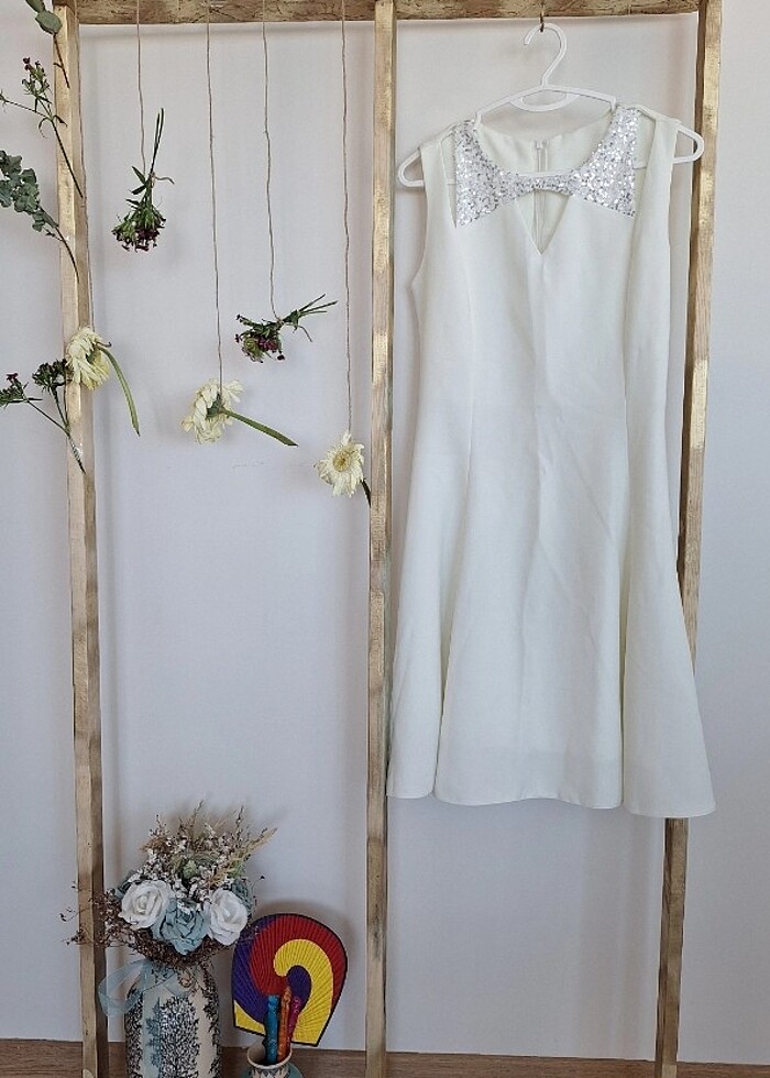 Beyaz pencere detaylı kısa elbise - Görsel 4