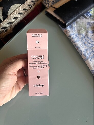Sisley Sisley fondoten hafif mat ama aydinlik goruntu. Cilde bakim yapa