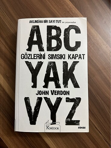 Gözlerini Simsiki Kapat