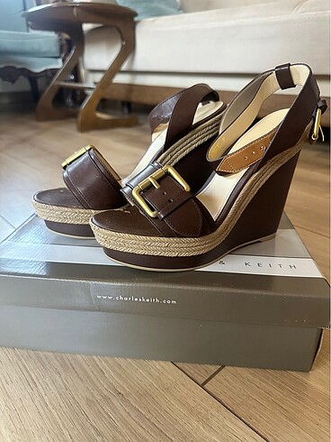 38 Beden Charles Keith Dolgu Topuklu Ayakkabı