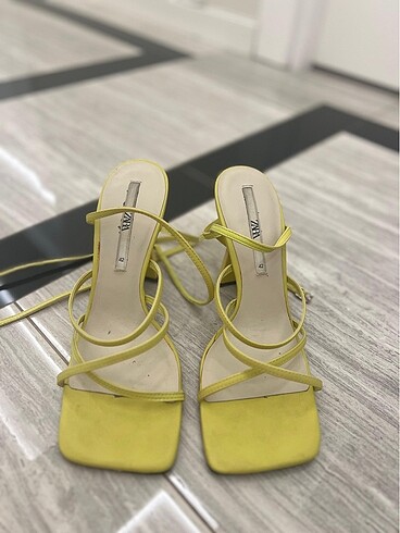 Zara Sarı Bağlamalı Topuklu Sandalet