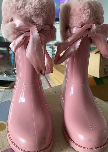27 Beden Kız Çocuk Pembe Kürklü Lastik Bot