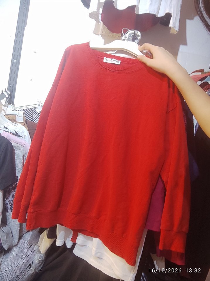 Kırmızı Bisiklet Yaka Rahat Sweatshirt — görsel 2/3