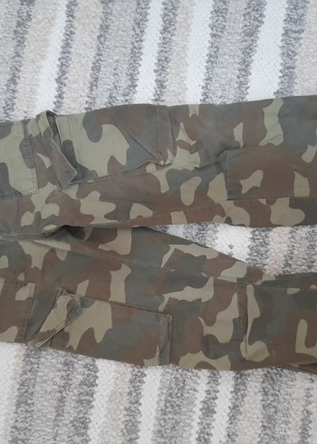 Bershka Kadın Kamuflaj Desenli pantolon