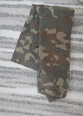 34 Beden Bershka Kadın Kamuflaj Desenli pantolon