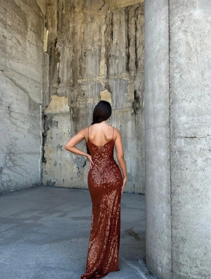 Parlak Kahverengi Yılan Desenli Drapeli Uzun Abiye - Görsel 3