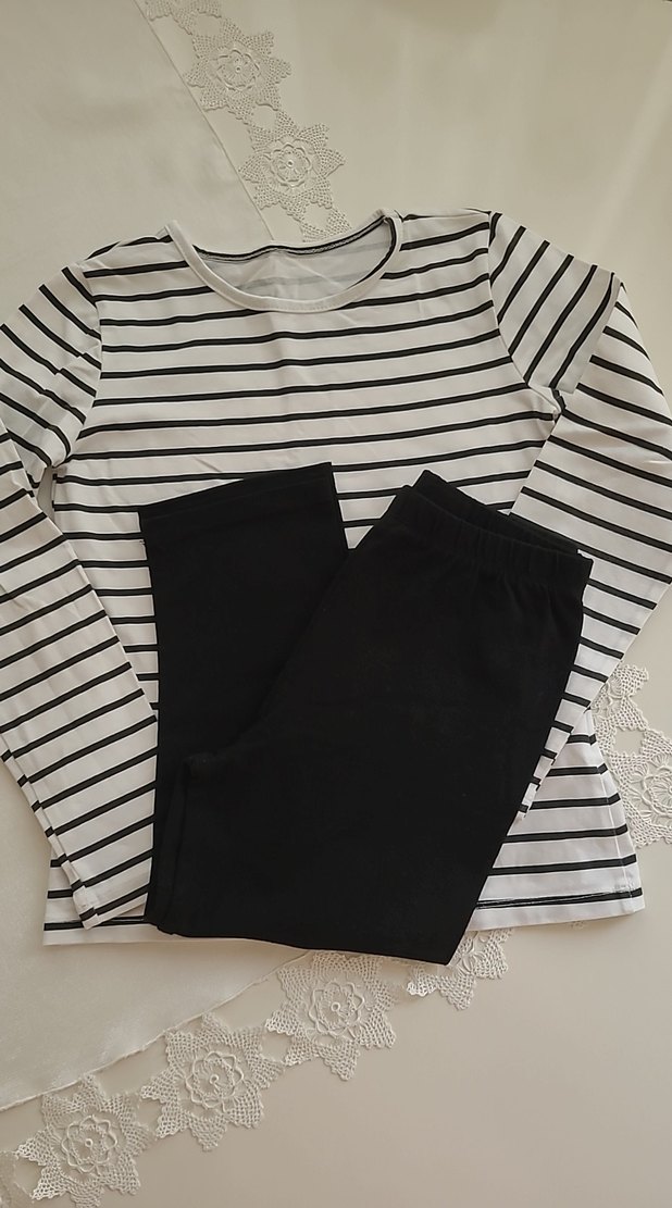 Çizgili Uzun Kollu Pamuklu Tshirt-Sıyah Kapri Tayt - Görsel 2