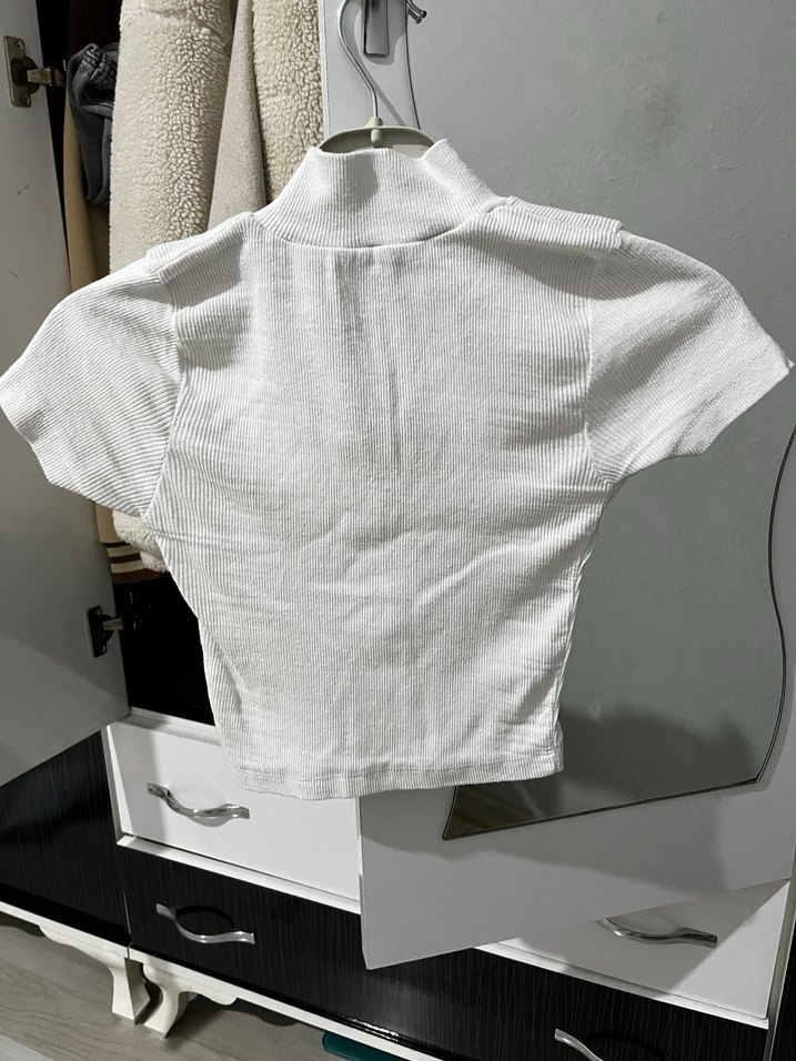 Kısa Kollu Fermuarlı Beyaz Kadın crop - Görsel 2