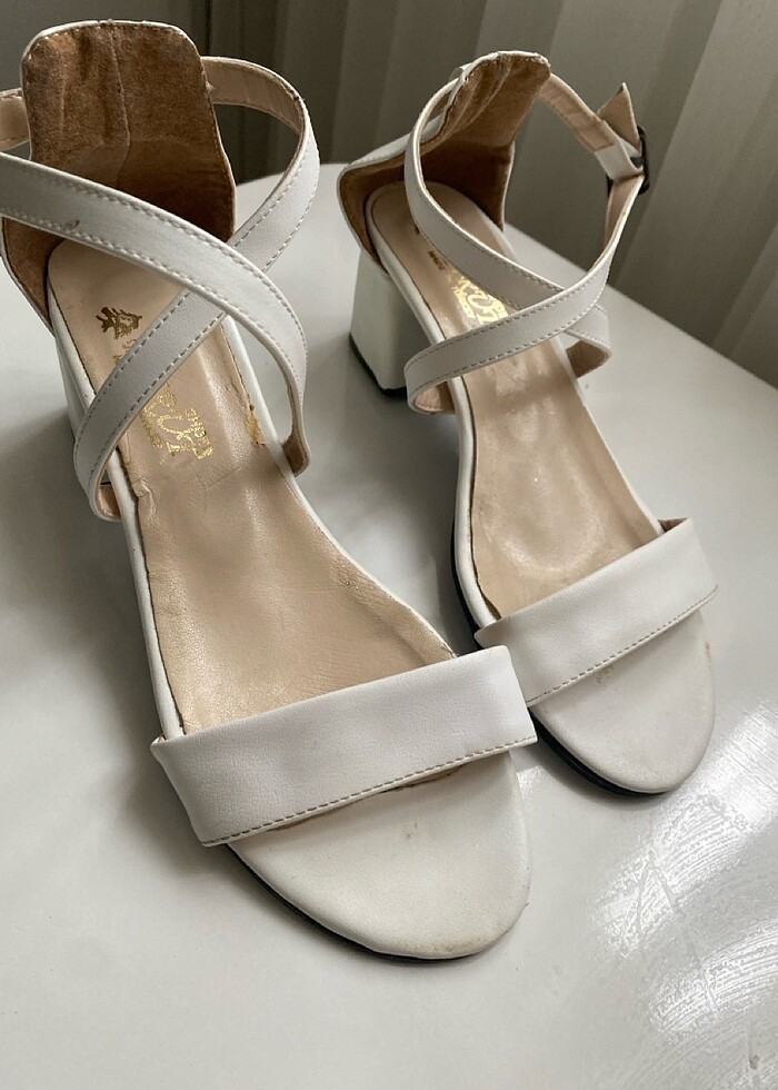 Beyaz topuklu ayakkabı - Görsel 3