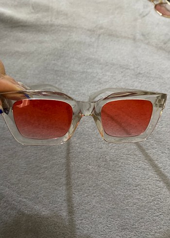 Şeffaf Çerçeveli Kırmızı Kadın Güneş Gözlüğü - Görsel 2