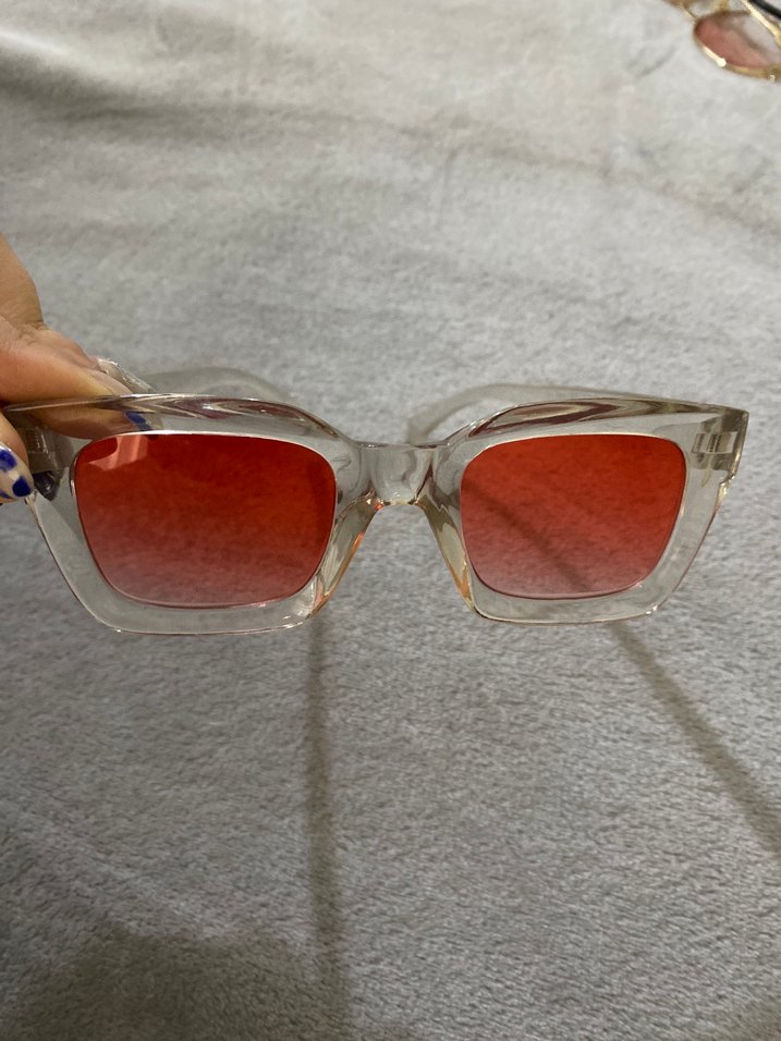Şeffaf Çerçeveli Kırmızı Kadın Güneş Gözlüğü - Görsel 2