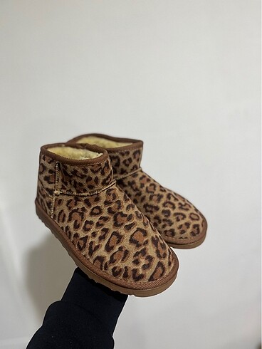 UGG LEOPAR MİNİ BOY İÇİ TÜYLÜ