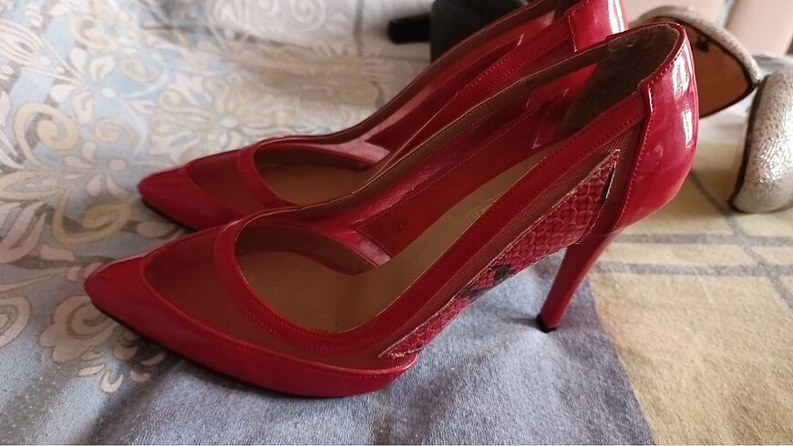 Kırmızı stiletto ayakkabı