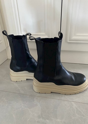 Bej Tabanlı Siyah Kadın Platform Bot - Görsel 2