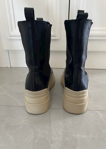 Bej Tabanlı Siyah Kadın Platform Bot - Görsel 3