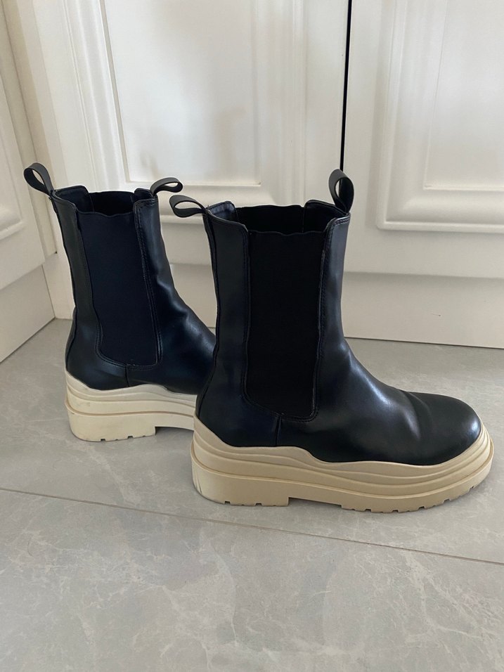 Bej Tabanlı Siyah Kadın Platform Bot - Görsel 2