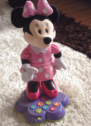 Şarkı söyleyen masal anlatan Minnie