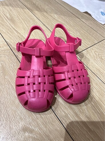 İgor pembe sandalet