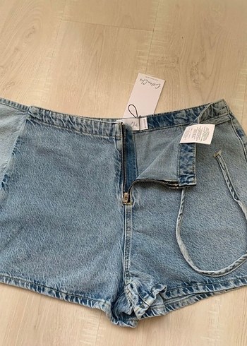 Gevşek Kesim Kemerli Mini Kot Şort - Görsel 3