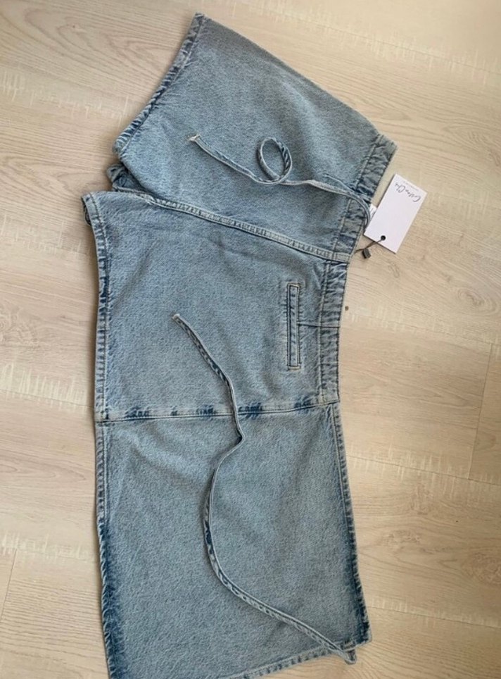 Gevşek Kesim Kemerli Mini Kot Şort - Görsel 4