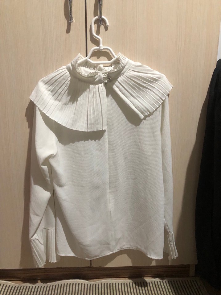 Pileli Yaka Detaylı Beyaz bluz - Görsel 4