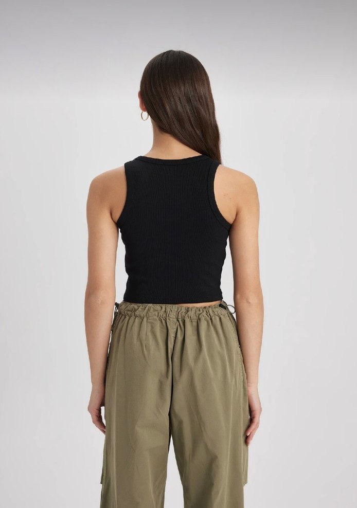 Siyah Yüksek Yakalı Kolsuz Crop Top — görsel 3/6
