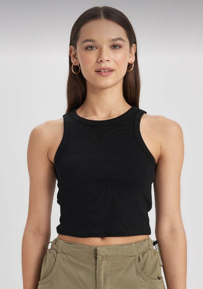 Siyah Yüksek Yakalı Kolsuz Crop Top — görsel 2/6