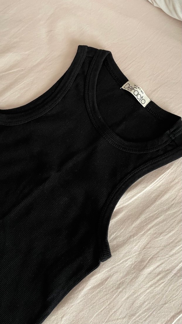 Siyah Yüksek Yakalı Kolsuz Crop Top — görsel 4/6