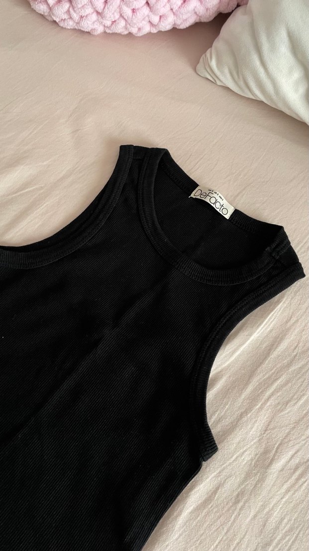 Siyah Yüksek Yakalı Kolsuz Crop Top — görsel 5/6