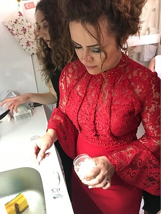 Kırmızı elbise