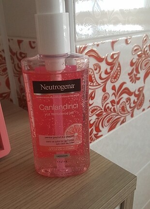 Neutrogena canlandirici yüz yıkama jeli 