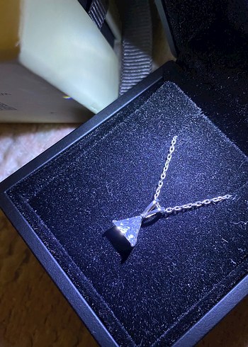 So chic üçgen taşlı 18 ayar beyaz altın kaplama 43 cm kolye - Görsel 6