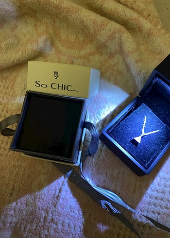 So chic üçgen taşlı 18 ayar beyaz altın kaplama 43 cm kolye - Görsel 4