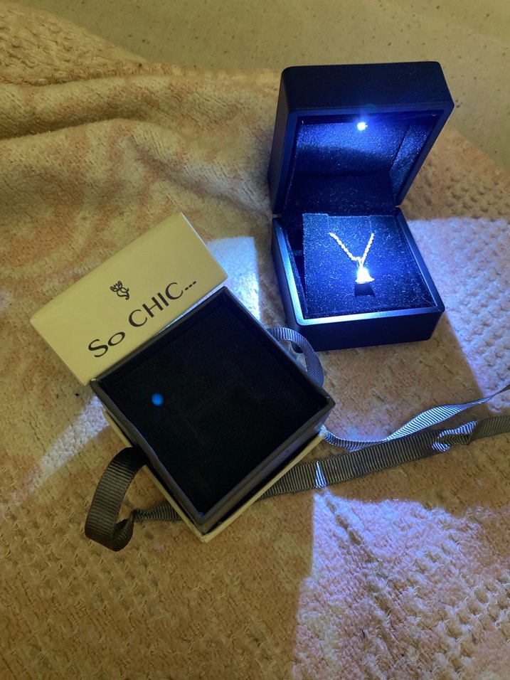 So chic üçgen taşlı 18 ayar beyaz altın kaplama 43 cm kolye - Görsel 3